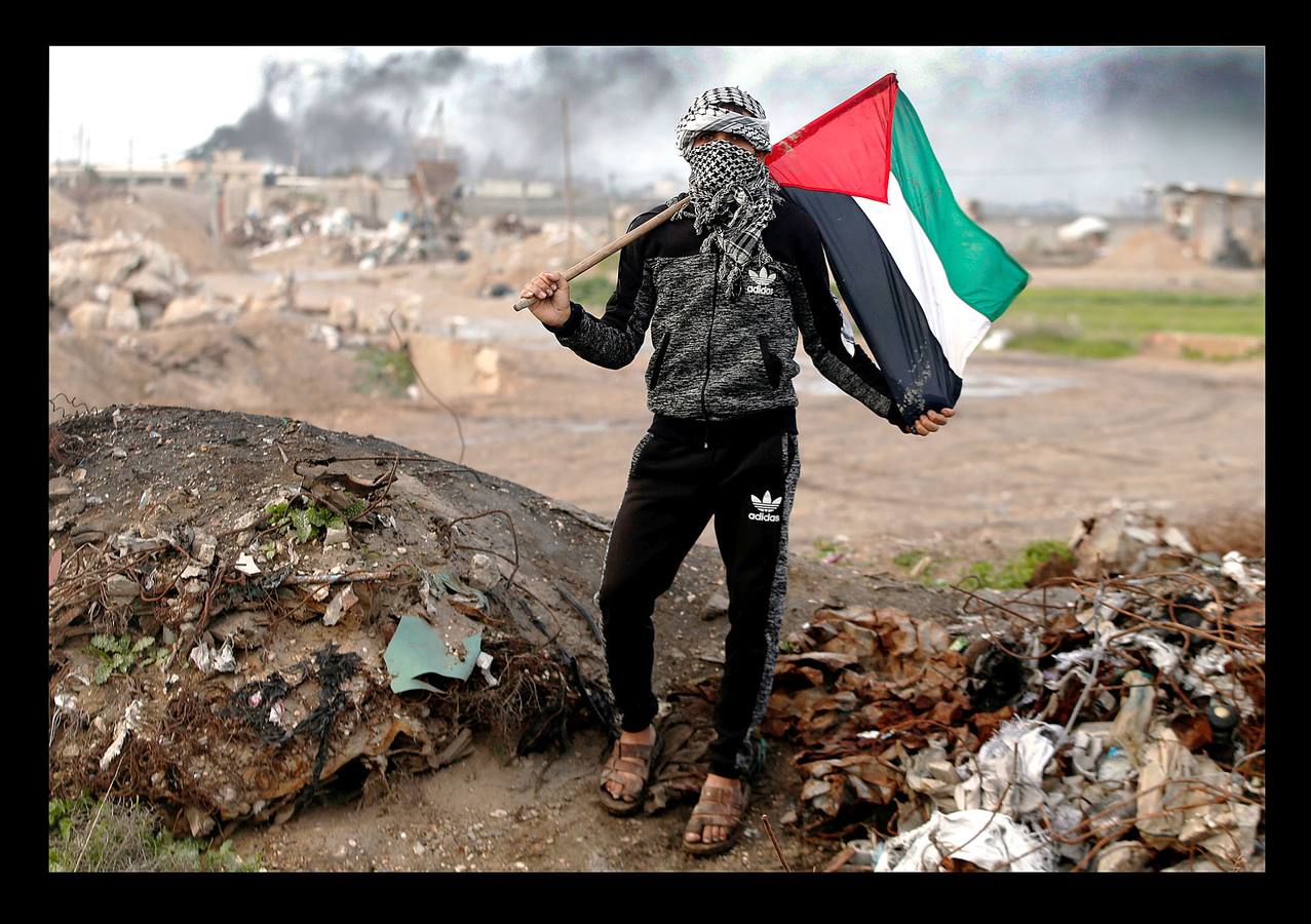 No quieren dar sus nombres, la mayor parte sólo se identifica con un apodo, pero todos coinciden: «Tenemos hambre, en nuestra casa no hay electricidad y nuestros padres no encuentran trabajo; todo esto no puede traer nada más que una explosión.» Mientras Hamas, Fatah y otros grupos reclaman un espectáculo semanal de fuerza, docenas de palestinos se congregan a diario a lo largo de la frontera entre Gaza e Israel, incluso cuando, como el viernes pasado, se cancela una protesta debido al mal tiempo. «Mi sueño es ver a todos los árabes y musulmanes unidos en una misma batalla para restaurar nuestra tierra santa.»