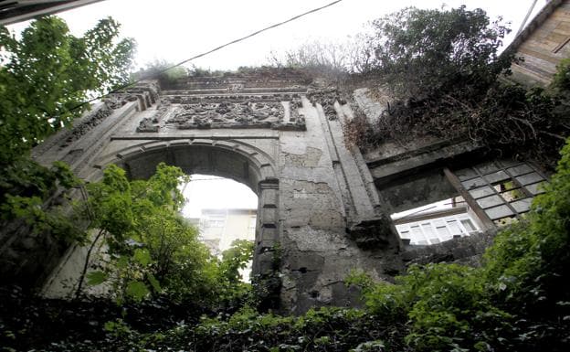Ruinas del arco de la capilla de la Magdalena, del convento de San Francisco en la actualidad.