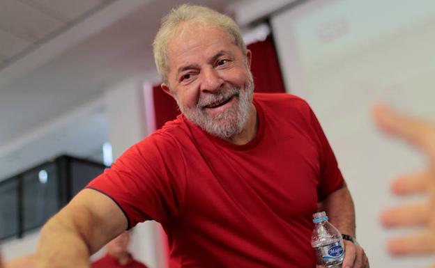 Lula saluda a algunos de sus seguidores.