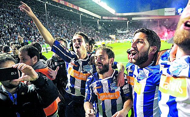 Dani Pacheco, en la imagen junto a Llamas, Bernardello y Laguardia en el ascenso de 2016, también felicitó al club vitoriano