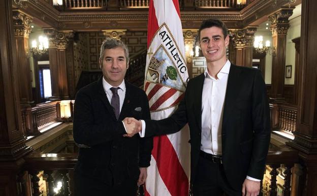 Josu Urrutia y Kepa Arrizabalaga, tras la firma de la renovación del portero. 