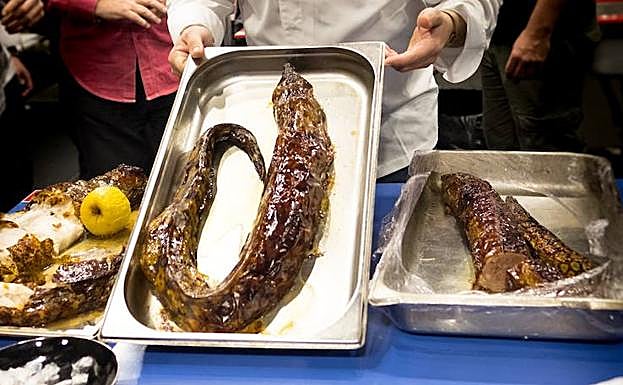 Ángel León muestra orgulloso su cochinillo de mar.