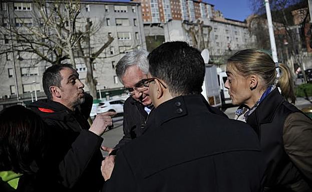 El responsable del kiosco de la plaza se dirige a los representantes del PP.