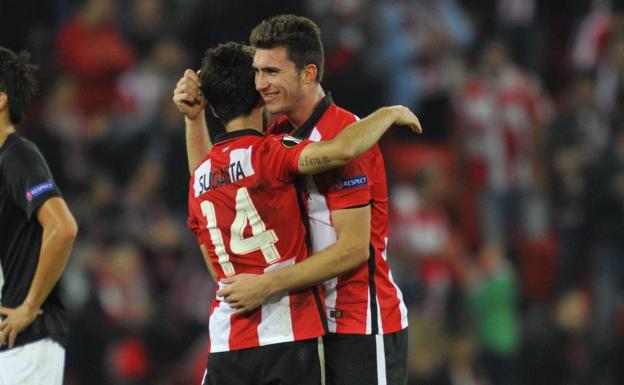 Susaeta y Laporte se abrazan durante un partido de la Europa League.