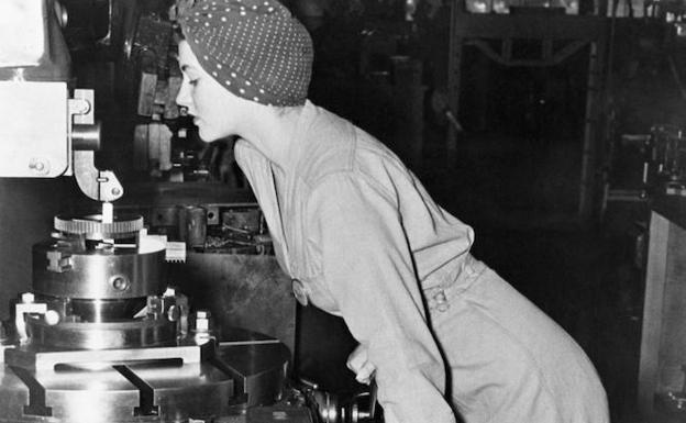 Naomi Parker Fraley, trabajando en la Base Aeronaval de Alameda en marzo de 1942. 