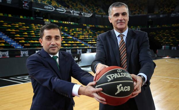 Xabier Sagredo (BBK) y Koldo Mauraza (Bilbao Basket) durante la presentación del proyecto de cantera. 