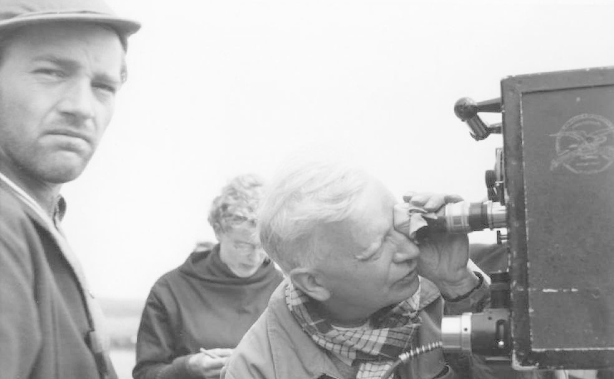 El cineasta danés, Carl Theodor Dreyer durante el rodaje de Ordet (1955).