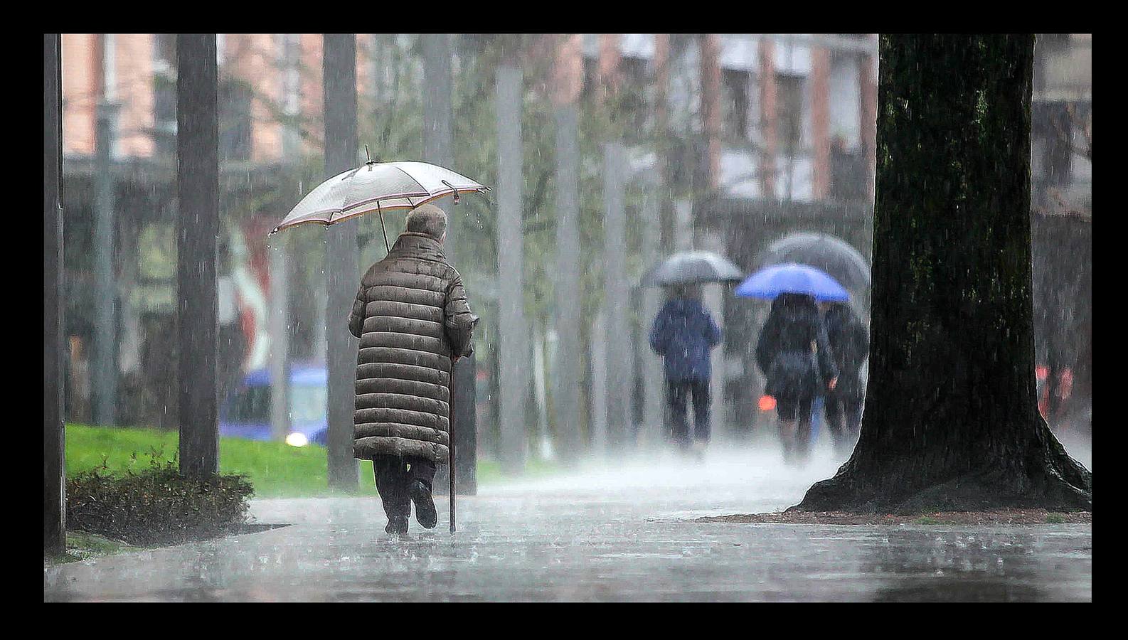 Las precipitaciones han estado presentes durante toda la mañana en forma de intervalos en la capital vizcaína