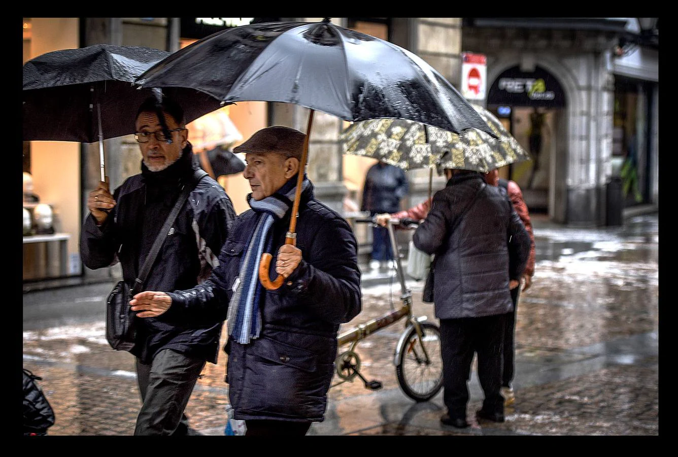 Las precipitaciones han estado presentes durante toda la mañana en forma de intervalos en la capital vizcaína