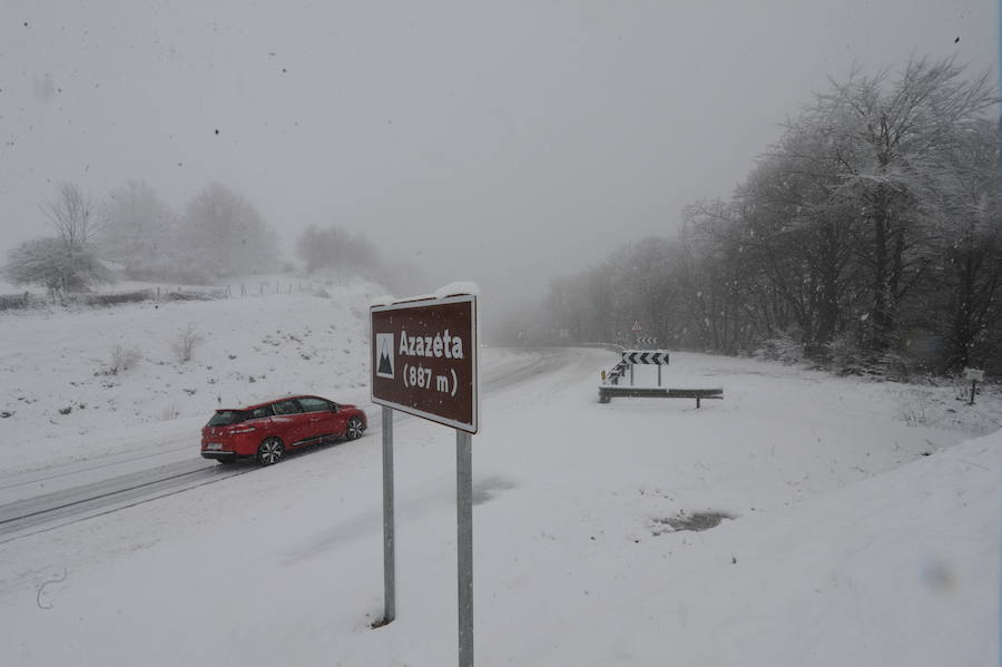 La nieve dificulta el tráfico de vehículos por algunos puertos de Álava