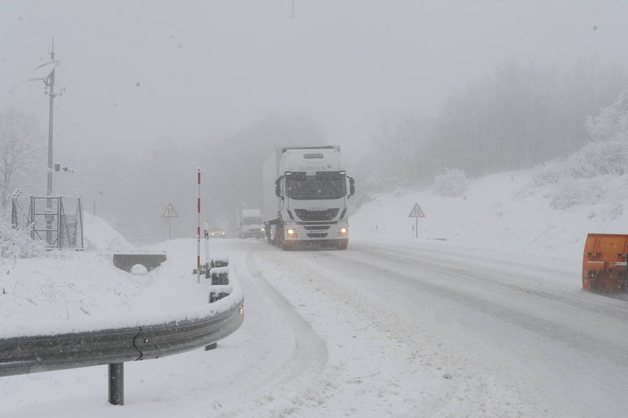 La nieve dificulta el tráfico de vehículos por algunos puertos de Álava