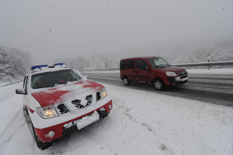 La nieve dificulta el tráfico de vehículos por algunos puertos de Álava