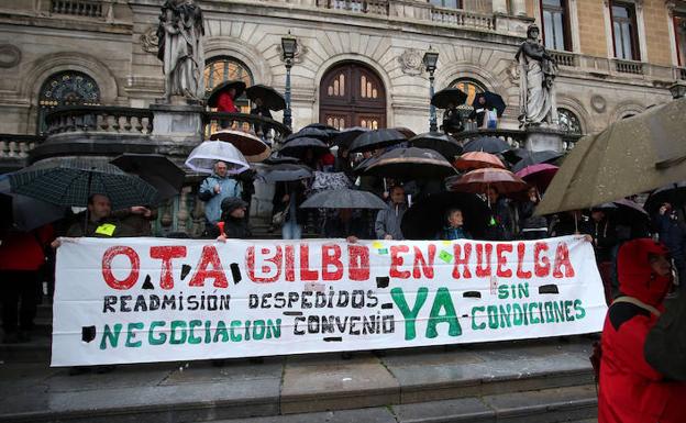 Concentración de trabajadores de la OTA en las escalinatas del Ayuntamiento. 