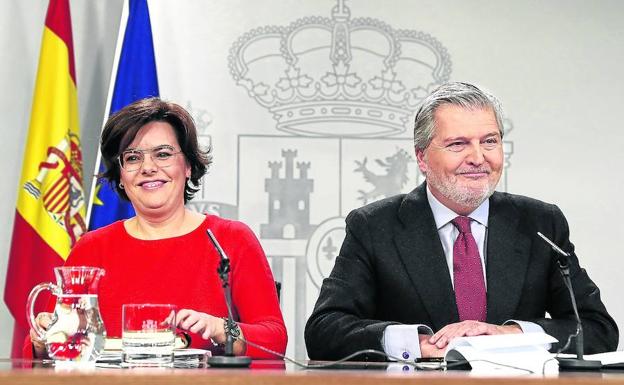 Soraya Sáenz de Santamaría e Íñigo Méndez de Vigo intervienen ayer tras el Consejo de Ministros. 