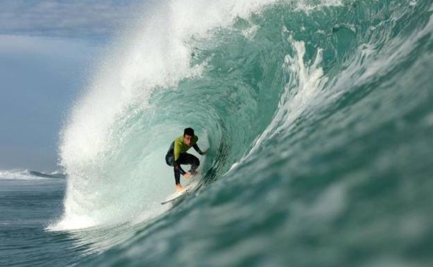 El campeonato de surf de Laredo rectifica y dará los mismos premios a hombres y mujeres