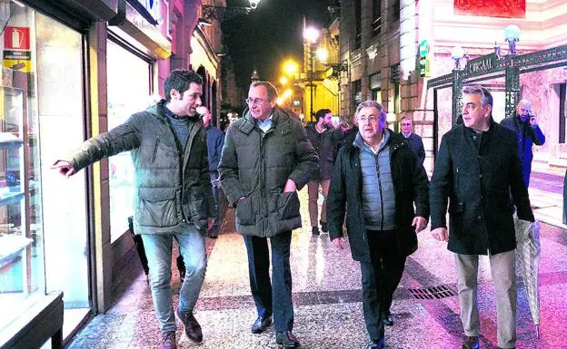 Zoido paseó por la Parte Vieja donostiarra junto a Alfonso Alonso, Borja Sémper y Javier de Andrés, antes de cenar en una sociedad.