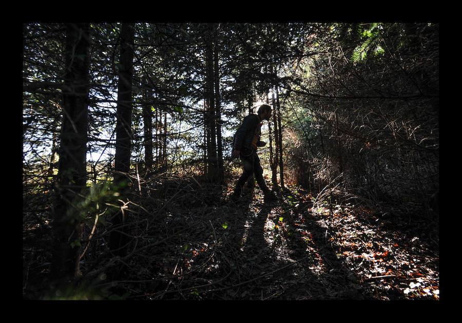 Una amiga de la familia, que participaba en la búsqueda organizada por familiares y amigos,  ha encontrado el cuerpo del joven Jon Barcena  en un pinar de la península de Trebitu en el entorno del pantano de Urrunaga.