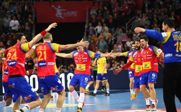 Los jugadores de la selección española celebran el título de Europa. 