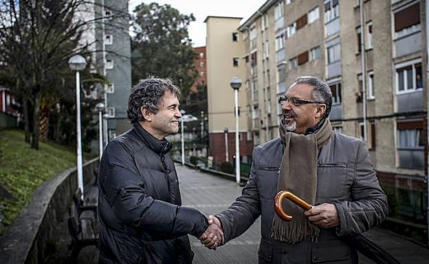 Joseba Segura y Ángel Borja sellan con un apretón de manos su compromiso para colaborar en beneficio del barrio.
