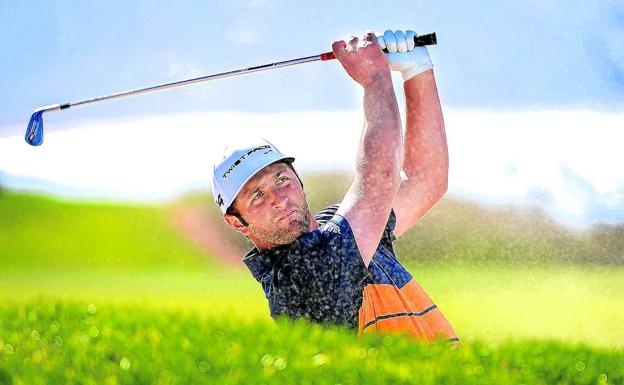 El golfista de Barrika saca la pelota del búnquer en el cuarto hoyo, ayer durante la disputa de la tercera jornada del torneo.