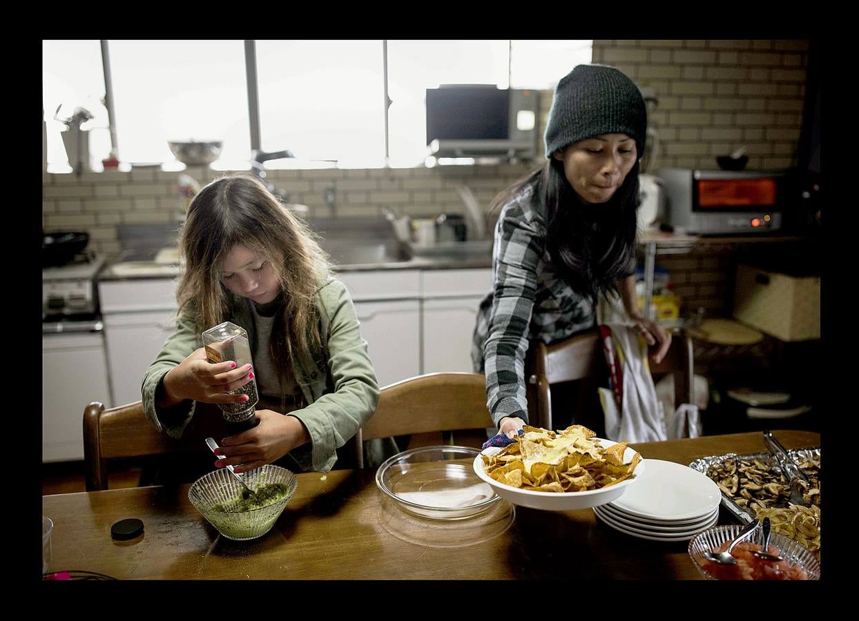 Sky Brown tiene nueve años y es considerada la 'skater' profesional más joven del mundo. Desde que comenzó a surfear sobre ruedas, con apenas tres años, los padres de esta niña de origen japonés observaron que tenía un futuro prometedor y, pese a estar aterrorizados, comprobaron que nada podían hacer para evitar que insistiera una y otra vez en realizar malabarismos sobre la tabla. Hoy, tiene seis patrocinadores y un sueño: participar en los Juegos Olímpicos de Tokio 2020, que incorporarán al 'skateboard' como nueva disciplina olímpica, junto al kárate, el surf, el béisbol y la escalada. «En ese momento tendré 12 años: va a ser genial».