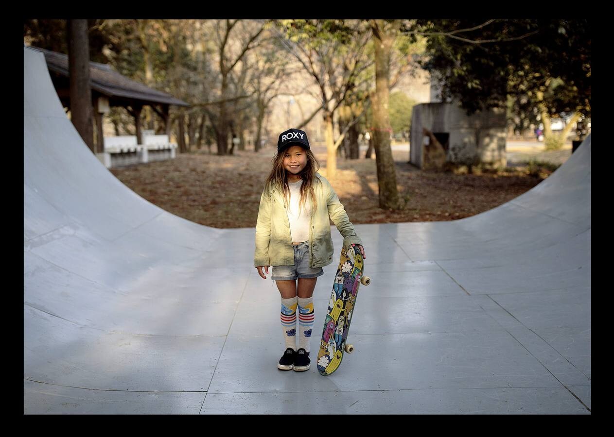 Sky Brown tiene nueve años y es considerada la 'skater' profesional más joven del mundo. Desde que comenzó a surfear sobre ruedas, con apenas tres años, los padres de esta niña de origen japonés observaron que tenía un futuro prometedor y, pese a estar aterrorizados, comprobaron que nada podían hacer para evitar que insistiera una y otra vez en realizar malabarismos sobre la tabla. Hoy, tiene seis patrocinadores y un sueño: participar en los Juegos Olímpicos de Tokio 2020, que incorporarán al 'skateboard' como nueva disciplina olímpica, junto al kárate, el surf, el béisbol y la escalada. «En ese momento tendré 12 años: va a ser genial».