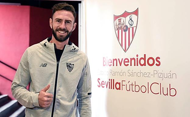 Layún posa tras pasar las pruebas médicas con el club. 