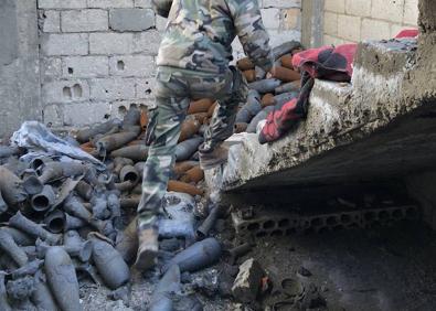 Imagen secundaria 1 - En Aqerbat no ha habido tiempo de destruir los símbolos del califato, ni de borrar las banderas y eslóganes de los tres años de dominio yihadista.