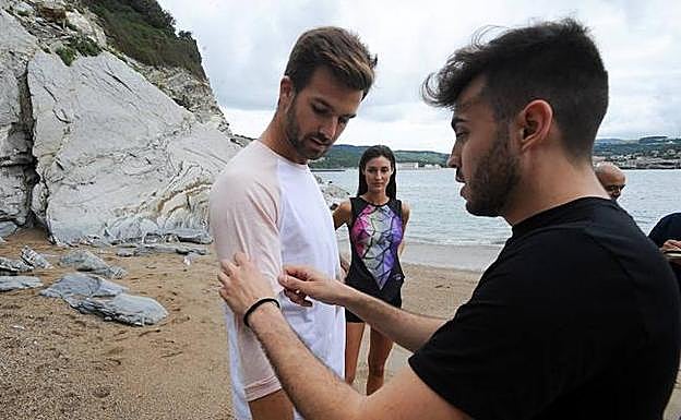 Carballo prepara a un modelo en Barrika. 