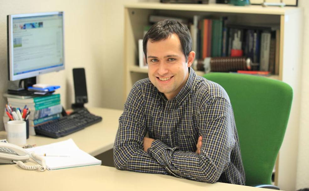 Pablo Frías, en su despacho del Instituto de Investigación Tecnológica.