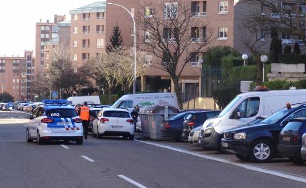 La Policía patrulla por la calle Federico Landrove Moiño de Valladolid durante la inspección de la vivienda.