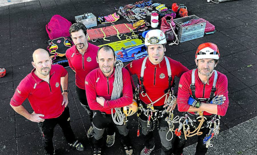 Mikel, Ekain, Sergio, Txurru e Iñaki posan con parte de su material. 