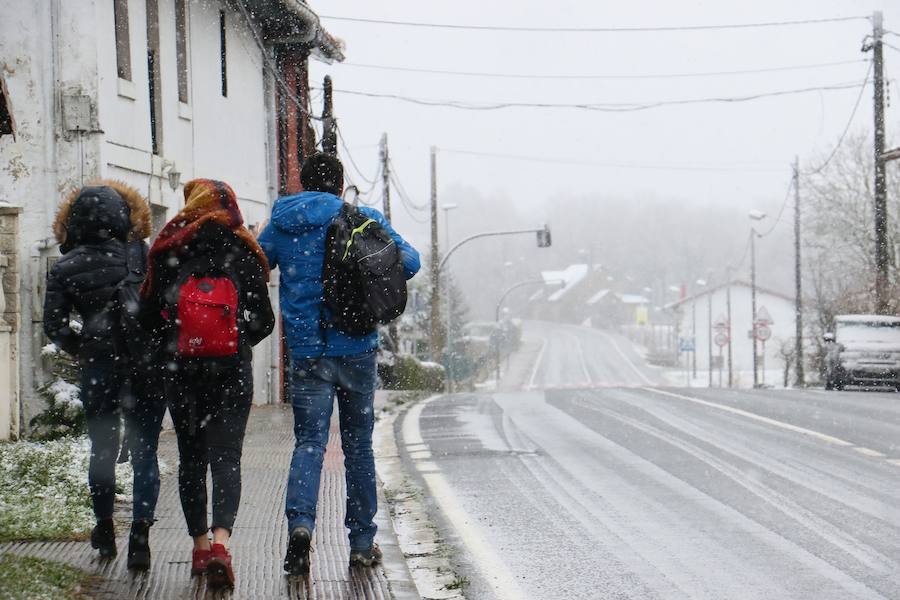 La nieve cubre de blanco el territorio alavés