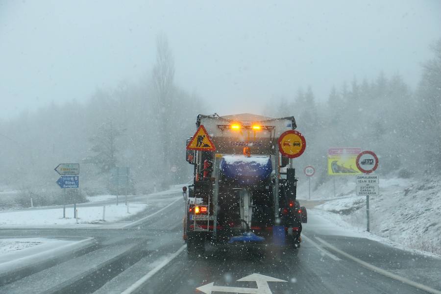 La nieve cubre de blanco el territorio alavés