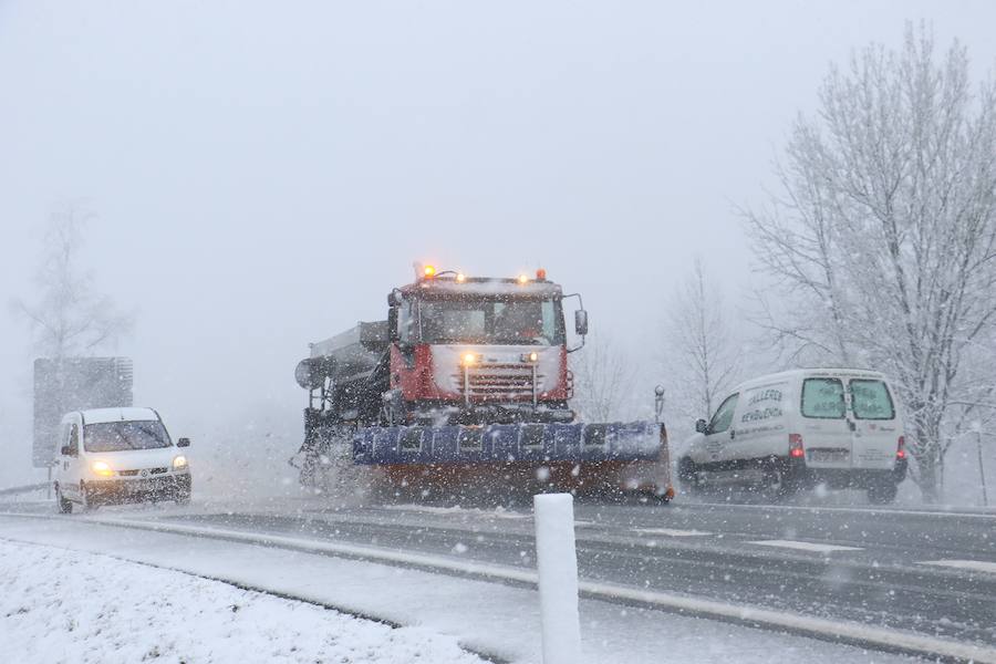 La nieve cubre de blanco el territorio alavés