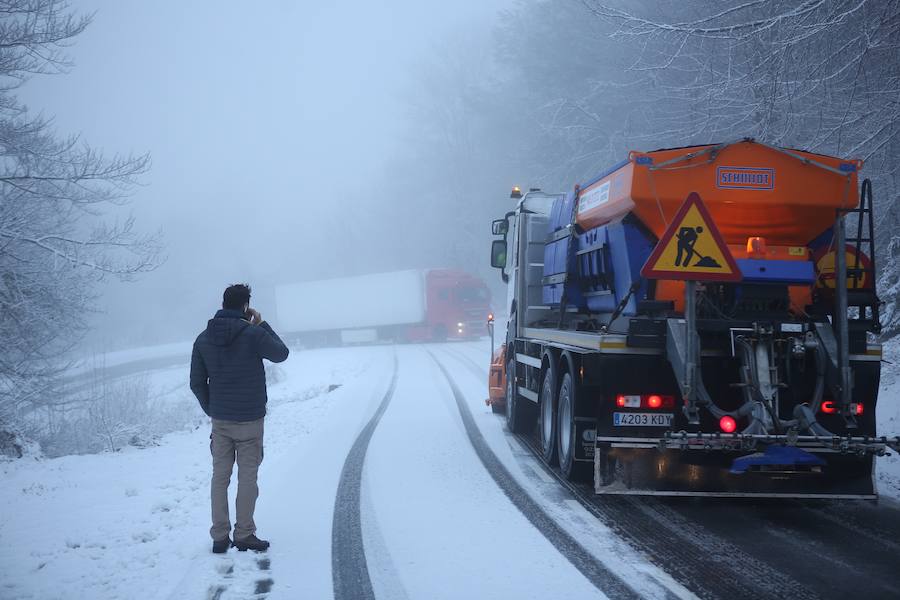 La nieve cubre de blanco el territorio alavés