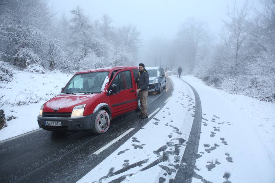 La nieve cubre de blanco el territorio alavés