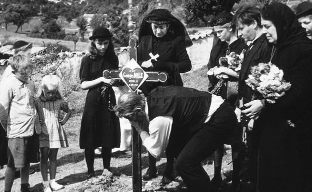 Imagen principal - Diversas escenas de 'Juegos prohibidos' (1957) protagonizados por Brigitte Fossey y Georges Poujouly