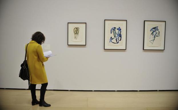 Una mujer, frente a tres de las obras de Henri Michaux expuestas en el Guggenheim.