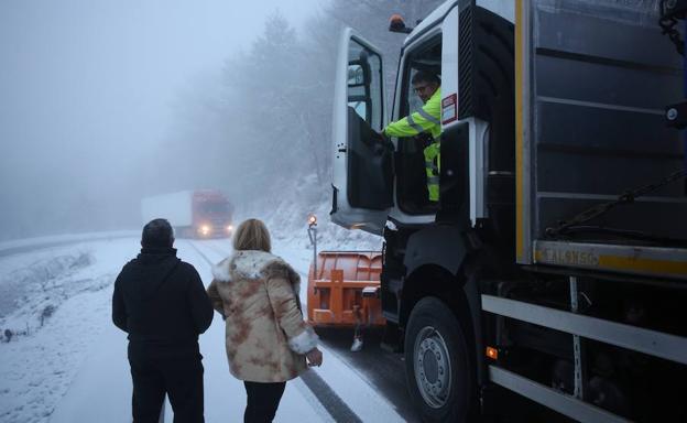 La nieve ha sorprendido a algunos conductores en los puertos alaveses. 