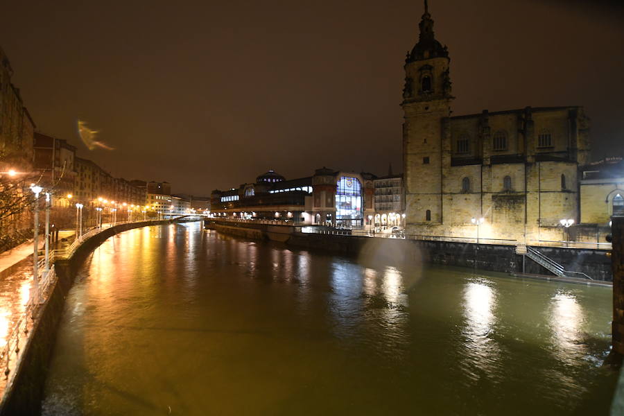 La iglesia de San Antón y el Mercado de la Ribera en Bilbao. 