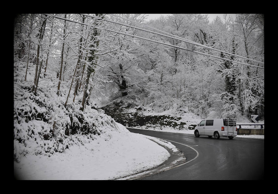 El alto de Trabakua, el monte Oiz y Urkiola han amanecido cubiertos de nieve