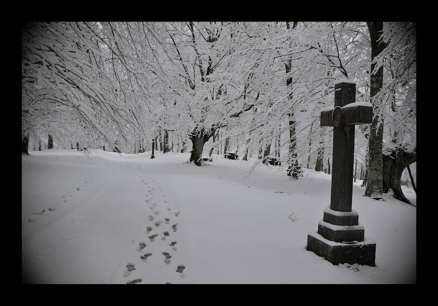 El alto de Trabakua, el monte Oiz y Urkiola han amanecido cubiertos de nieve