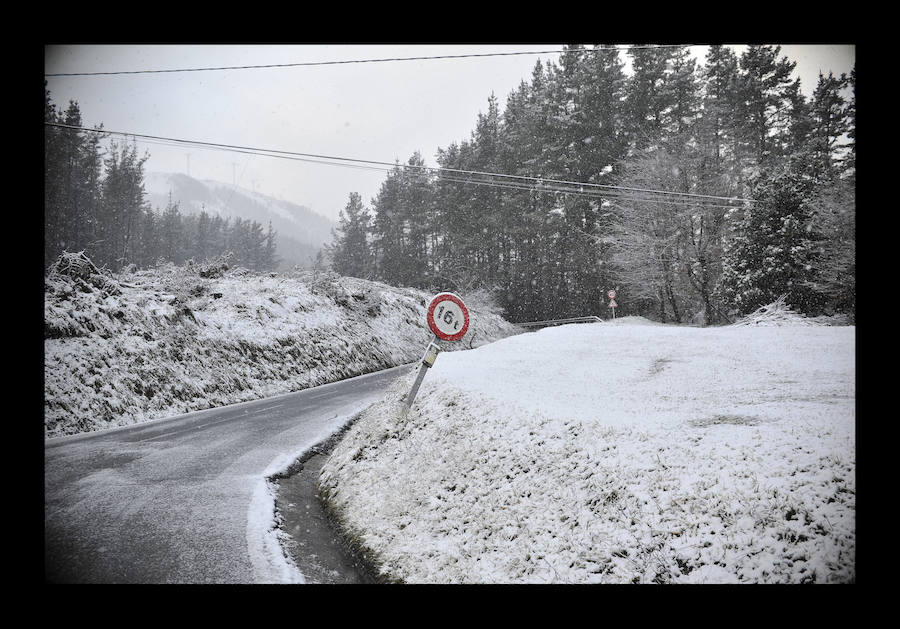 El alto de Trabakua, el monte Oiz y Urkiola han amanecido cubiertos de nieve