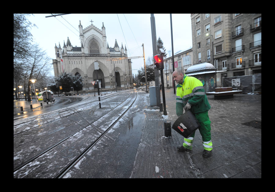 La anunciada nevada ha caído sobre Vitoria, pero no entorpece el día a día