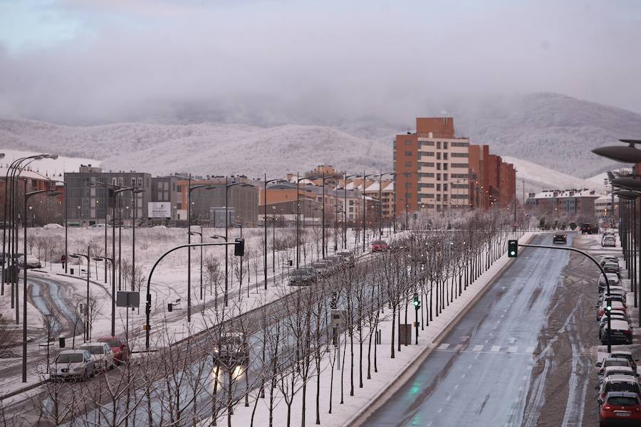 La anunciada nevada ha caído sobre Vitoria, pero no entorpece el día a día