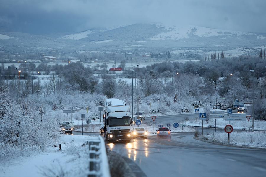 La anunciada nevada ha caído sobre Vitoria, pero no entorpece el día a día