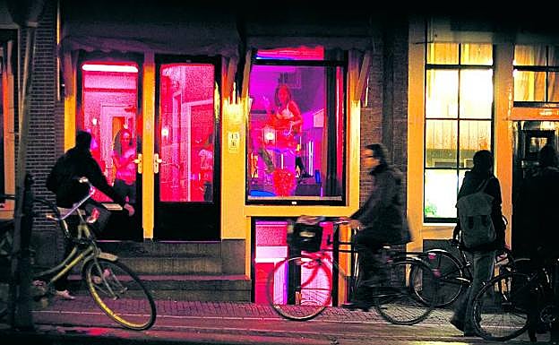 Los turistas que se detengan ante los famosos prostíbulos del Barrio Rojo de Ámsterdam deberán «dar la espalda a los escaparates». 