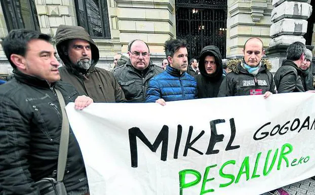 Compañeros de Mikel, desolados ante la Diputación. 