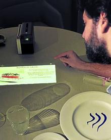 Imagen secundaria 2 - 1. Fernando Canales interactúa con la pantalla donde se condensa el cerebro del Atelier y la Despensa. Además de gestionar las comandas y el servicio, los nuevos platos podrán crearse aquí aunque los cocineros no se encuentren en el local. 2 y 3.Mikel Población, llamado a asumir un papel protagonista en la casa, ultima una lasaña de anchoas, una de las señas de identidad de Etxanobe y presente en los menús. A la derecha, ajoblanco de trufa con espárragos y gambas y (debajo), pulpo asado y espuma de patata y pimentón. Son platos de la nueva carta.
